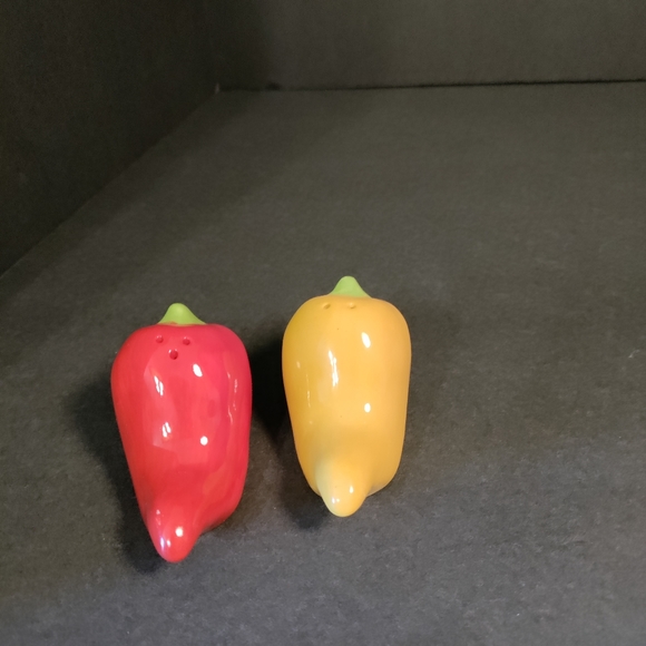 Salt and Pepper Shakers⭐ - Picture 3 of 6